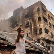 لحظة بطولية.. إنقاذ سيدة فلسطينية بعد قصف دارها في غزة (فيديو)