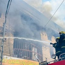 بمشاركة 10 فرق إطفاء.. اخماد حريق ببناية تجارية في النجف (فيديو)