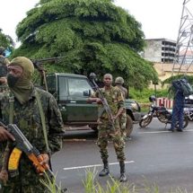 مسلحون يخرجون رئيس غينيا السابق من السجن وسط إطلاق نار كثيف بالعاصمة