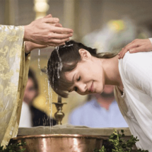 الفاتيكان يسمح بتعميد المتحولين جنسيا.. وضع شرطان لذلك