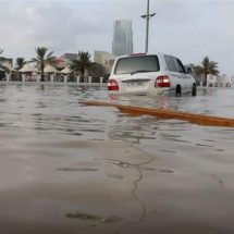 أمن دبي يعتقل شابا عراقيا انتقد فيضان شوارع المدينة بعد المطر (فيديو)