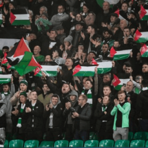 "يويفا" يغرم ناديا أوروبيا بسبب تلويح جماهيره بأعلام فلسطين