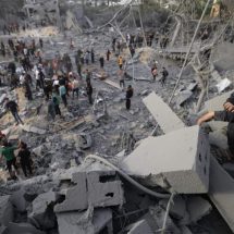 العلم الفلسطيني يرفرف وسط الخراب.. فيديو يوثق حجم الدمار في غزة