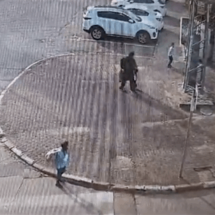 فيديو قد لا تستطيع مشاهدته.. اسرائيلي يطعن سيدة فلسطينية حامل أمام أطفالها