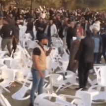 تكسير كراسي واشتباكات بالأيدي في تجمع خميس الخنجر الانتخابي ببغداد (فيديو)
