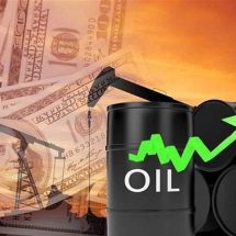 تراجع الدولار وانخفاض المخزون الأمريكي يدفع أسعار النفط للارتفاع