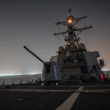 الجيش الأمريكي: صاروخان باليستيان و4 مسيرات أطلقت من اليمن إلى البحر الأحمر