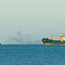 هجوم بصواريخ يستهدف سفينة بالقرب من الحديدة اليمنية