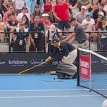 ثعبان سام يوقف مباراة تنس في أستراليا (فيديو)