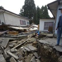 تكسرت الشوارع وتداخلت مع المنازل.. مناظر مخيفة من زلزال اليابان (فيديو)