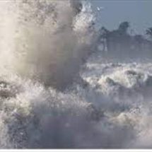 لم تحدث منذ سنوات.. أمواج عاتية تجتاح شواطئ كاليفورنيا (فيديو)