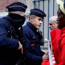 الشرطة الفرنسية تقتل مواطن بمسدس كهربائي اثناء اعتقاله (فيديو)