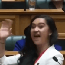 صيحات قتالية.. أصغر نائبة نيوزيلندية بعد تعيينها في البرلمان (فيديو)