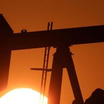 انخفاض أسعار النفط العالمية متأثرة بـ"تنزيلات" السعودية