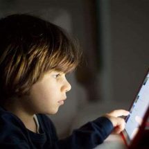 الإفراط في استخدام الأجهزة اللوحية ينعكس سلباً على الأطفال