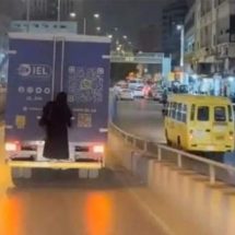 سيدة تثير ضجة في السعودية بعد تعلقها بسيارة نقل (فيديو)