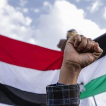 الحوثيون يعلنون "الرد بقوة" على البوارج الأمريكية والبريطانية