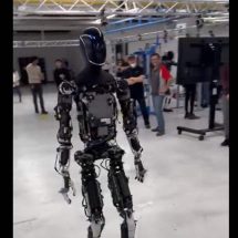 "مخيف ومدهش".. ماسك يصدم العالم بـ"الروبوت البشري" ابتيموس (فيديو)