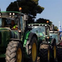 إسبانيا.. المزارعون يغلقون جميع الطرق بالجرارات (فيديو)