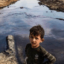 "بقع سوداء" في نهر يصب بالفرات تقلق السوريين.. اتهامات تطال تركيا (صور)