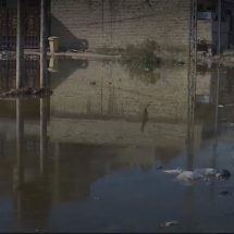 المياه الاسنة والاكوام الطينية تحاصر المواطنين في منطقة حي النفط
