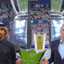 عراقي يحمل كأس آسيا 2023