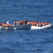 قتلى بغرق قارب مهاجرين أثناء محاولتهم الوصول إلى إيطاليا
