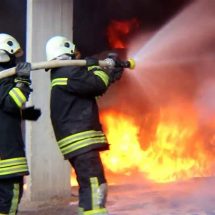 حريق يلتهم مجمعا طبيا في كربلاء (فيديو)