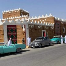 بالصدفة.. عراقيون ذهبوا للعمرة ووجدوا أنفسهم في مسابقة للسيارات القديمة (صور)