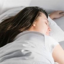 ما علاقة النوم على البطن بألم الظهر والعضلات.. خبراء يحذرون