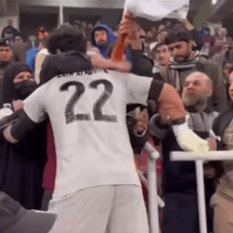 في لقطة "مؤثرة".. حارس كربلاء يحتضن والده بعد الفوز على القاسم (فيديو)