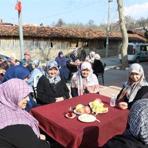 النساء في المقاهي والرجال يقومون بالأعمال المنزلية.. ماذا جرى في تركيا؟ (فيديو)