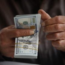 تحديد سقف جديد لسحب الدولار للمسافرين العراقيين خارج البلاد