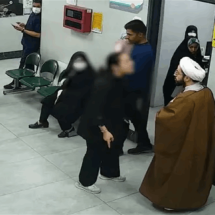 رجل دين إيراني يثير ضجة واسعة.. لماذا صور امرأة "خلسة" دون حجاب؟ (فيديو)