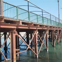 خطر يهدد المواطنين.. الصدأ يأكل الجسر الحديدي في الكوفة (صور)