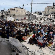 وسط الأنقاض.. أهالي غزة يكافحون للعثور على أماكن للصلاة (صور)