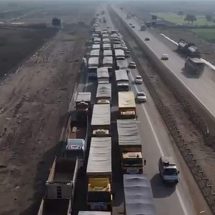 مشاهد من الأعلى لقافلة "حملة الزهراء ع".. عشرات الشاحنات متجهة من العراق إلى غزة