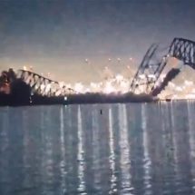 بالفيديو.. لحظة انهيار أحد اعلى جسور العالم بعد اصطدام سفينة حاويات به