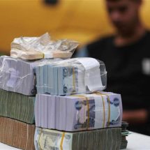 بدء "تنشيف" السيولة من يد العراقيين.. اتلاف "فائض" العملة والإيداع بالمصارف هو الأعلى تاريخيًا