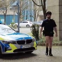 "بلا سراويل".. شرطة بافاريا الألمانية تحتج بالتعري بسبب نقص الزي