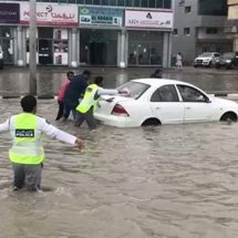 مياه الأمطار تغمر شوارع الامارات (فيديو)