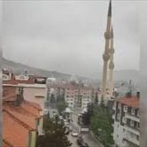 بفعل عاصفة قوية.. مشاهد توثق سقوط مئذنة مسجد في تركيا